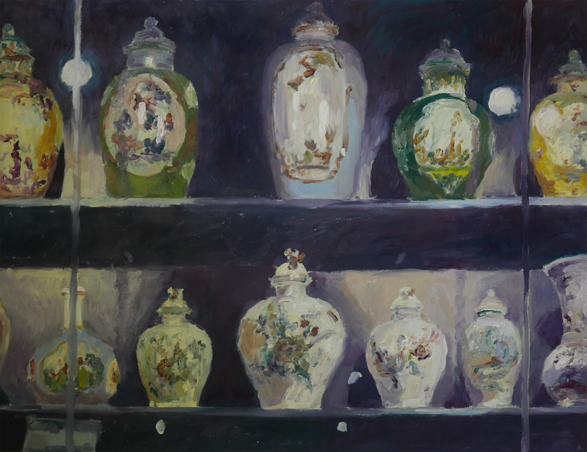 Ölgemälde von Porzellan in einer Vitrine. 