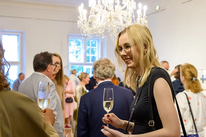 Praktikum auf Schloss Agathenburg Praktikantin Tina Röpcke bei der Ausstellungseröffnung von Maximal Minimal.