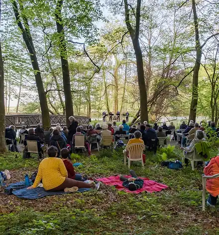 ÜberBrücken Publikum beim Konzert im Schlosspark