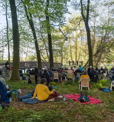 Besucher*innen beim Konzert im Schlosspark