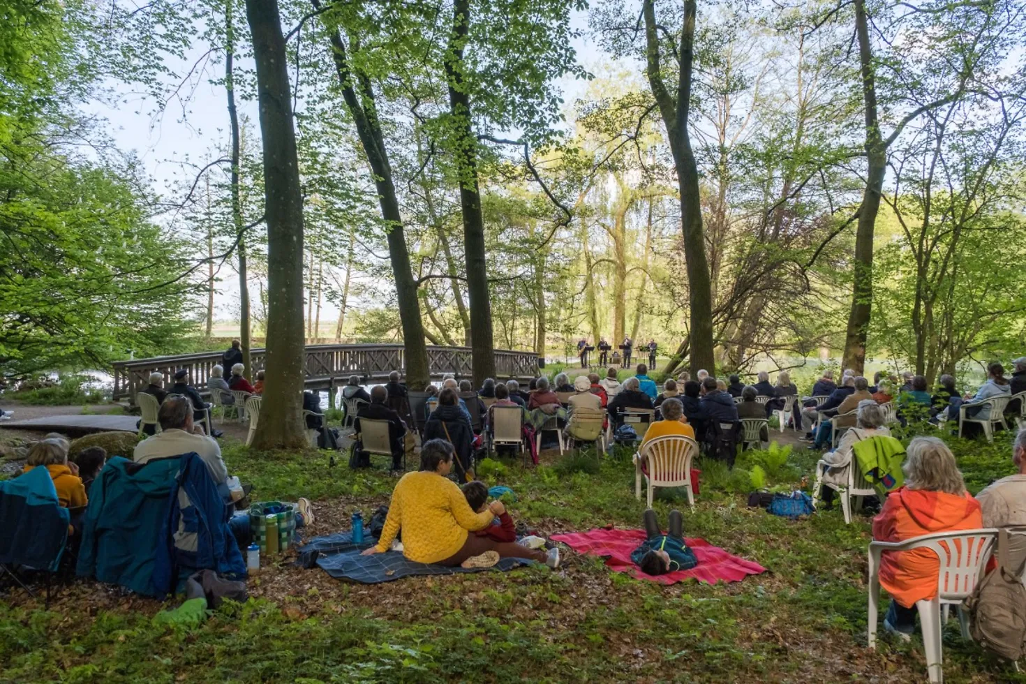 Besucher*innen beim Konzert im Schlosspark
