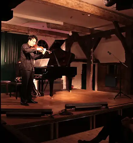 Konzert zum Internat. Joseph Joachim Violinwettbewerb Ein Violinist auf der Bühne im Pferdestall.