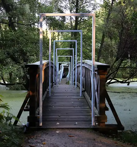 Führung durch die Ausstellung Installation auf einer Brücke im Schlossteich.