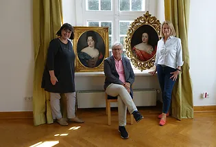 Gruppenbild mit den zwei neuen Porträts im Hintergrund