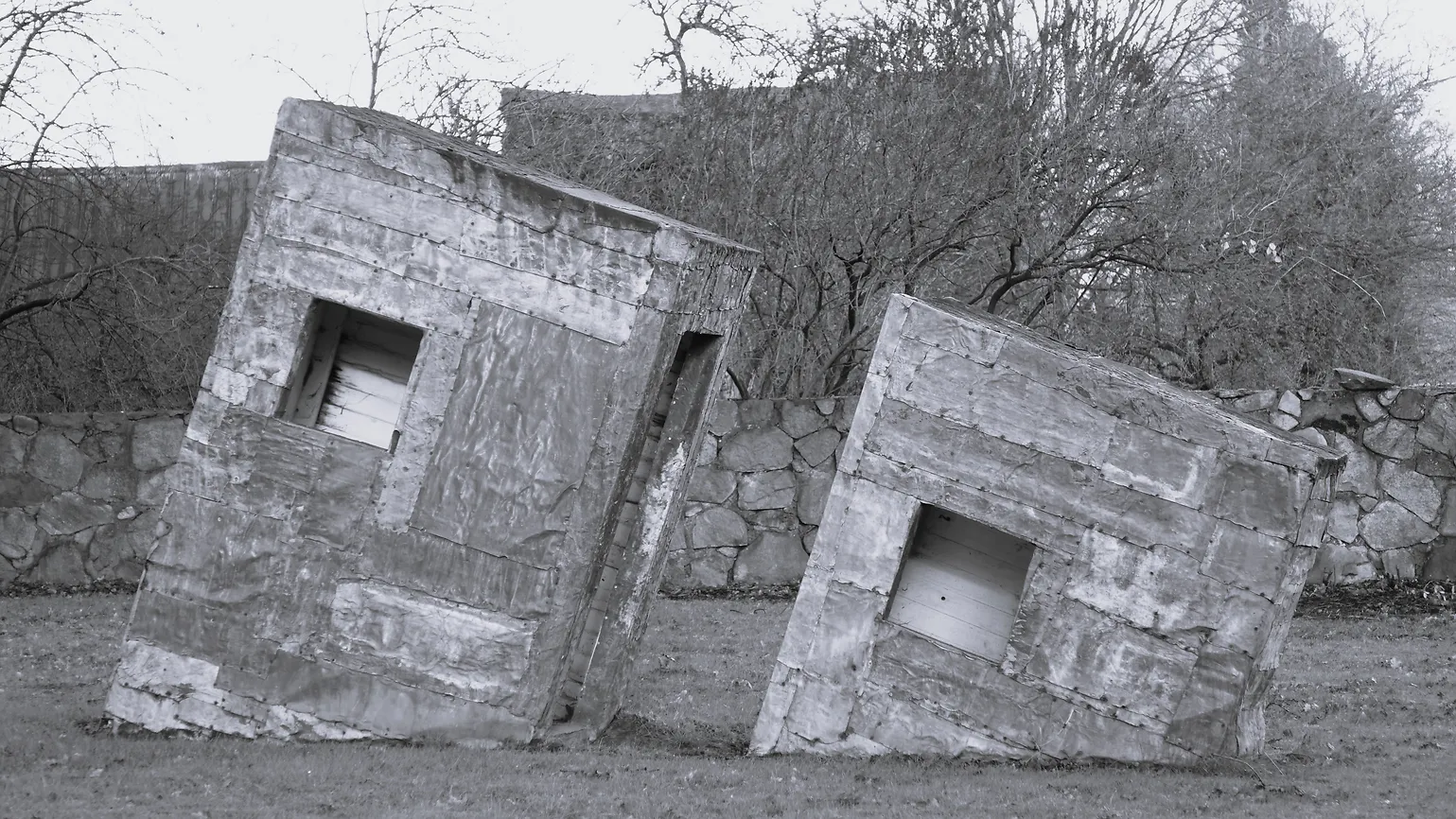 Haltestellen-Skulptur, schwarz-weiß Foto