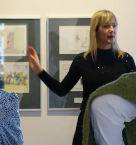 Art & Aperitif Claudia Rasztar führt durch die Ausstellung zum 26. Deutschen Karikaturenpreis.