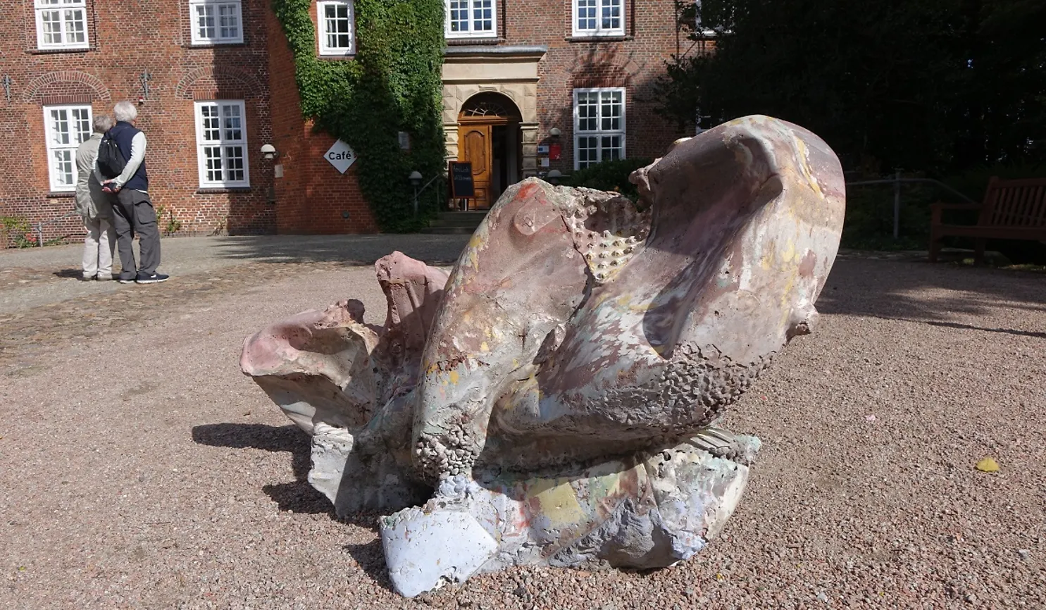 Eine Skulptur aus Beton von der Schlossfassade