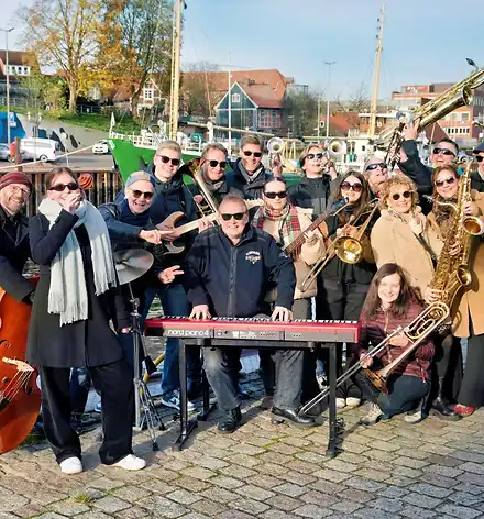 Foto der Band am Stader Hafen