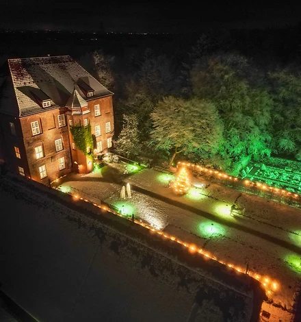 Weihnachtsmarkt für Kunsthandwerk und Design Schloss Agathenburg bei weihnachtlicher Beleuchtung