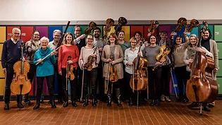 Mitglieder des Ensembles mit ihren Instrumenten