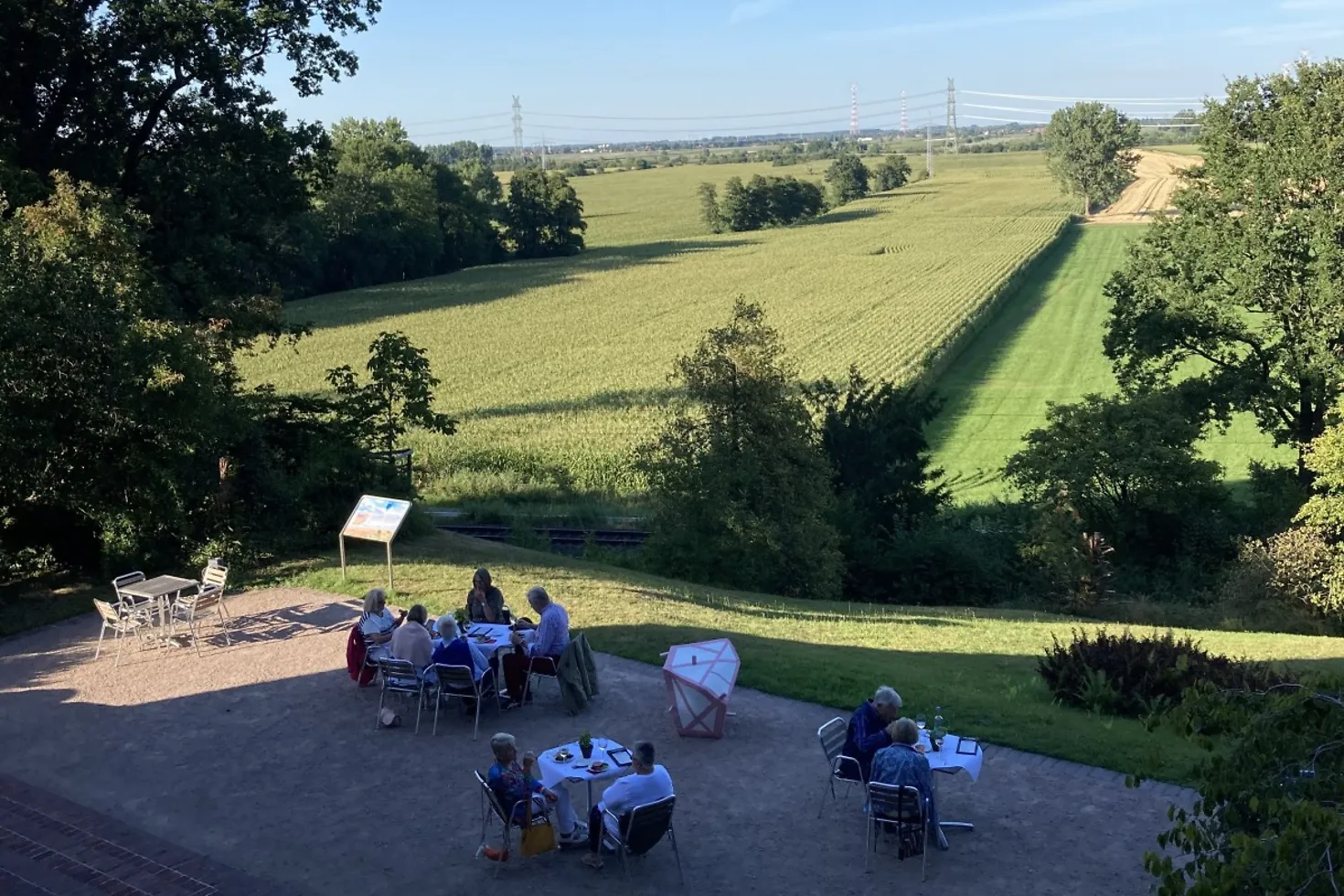 Schlossterrasse mit Aussicht auf die Elbmarsch