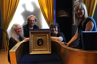 Gruppenbild mit der Leihgabe in der Mitte
