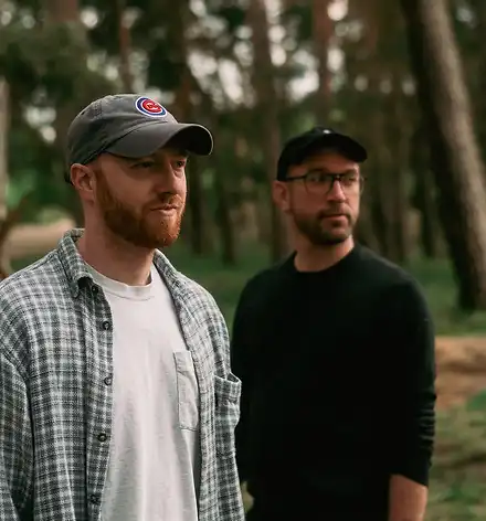 Foto von Robert Summerfield und Lars Duppler, beide mit Schirmmütze.