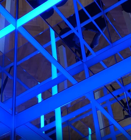Neonröhren bilden das Wort: Licht