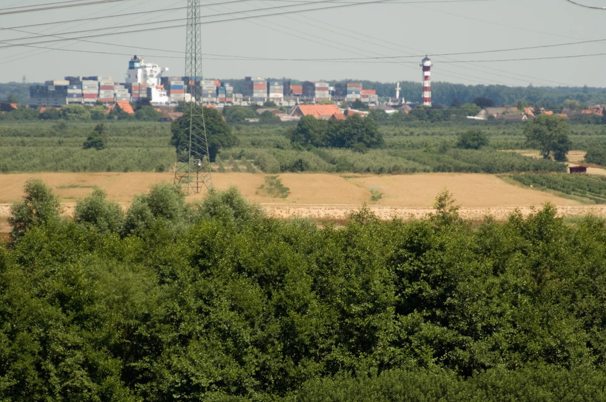 Elbblick mit Containerschiff