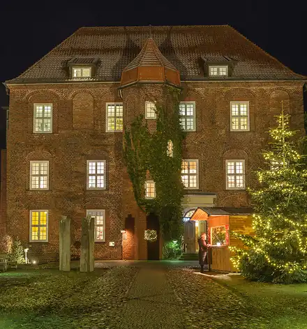 detailreich Weihnachtlich geschmücktes Schloss