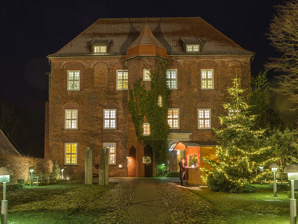 Weihnachtlich geschmücktes Schloss