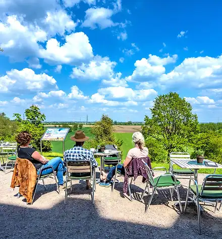 Juliabend mit Freunden im Schloss Terrasse mit Besucher*innen und Ausblick ins Grüne