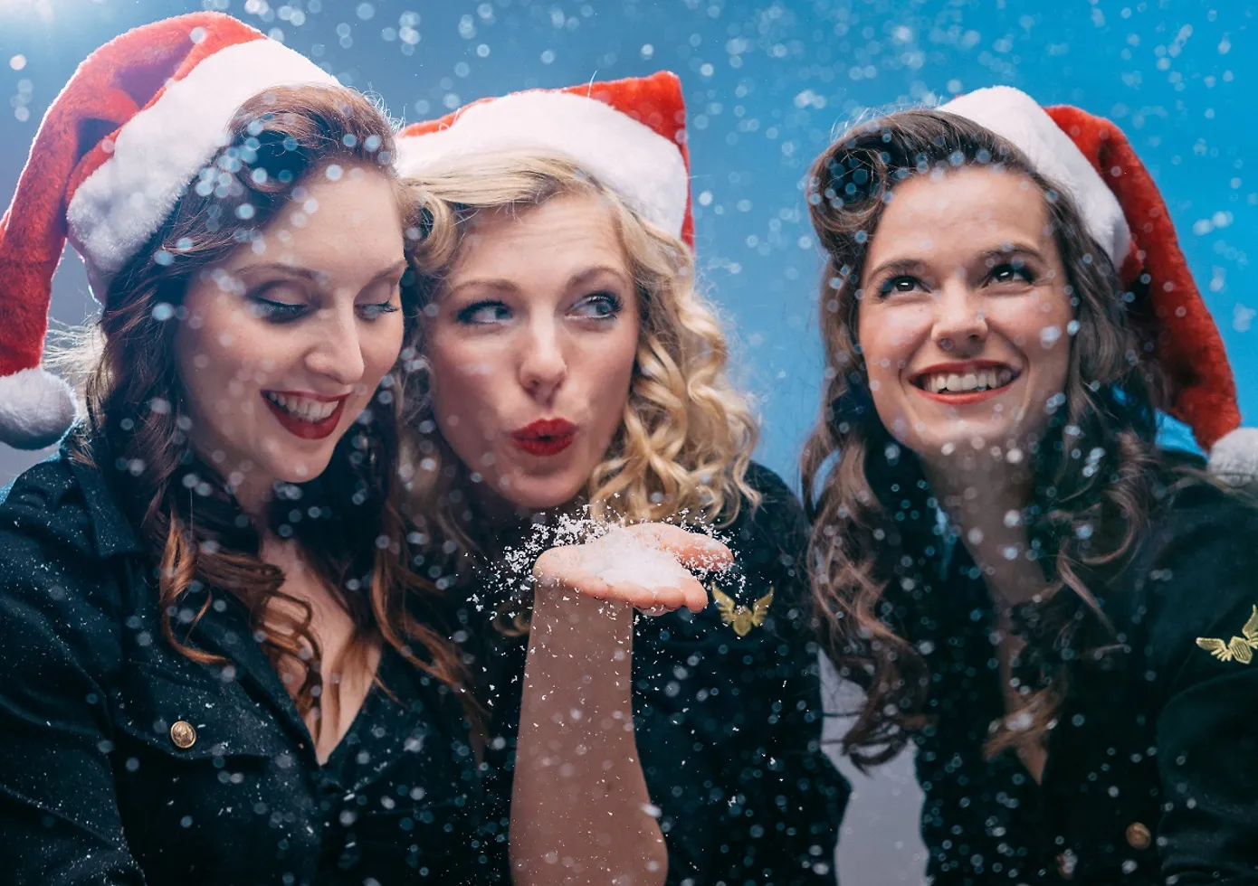 Die drei Sängerinnen mit Weihnachtsmützen.