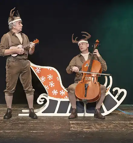 Zwei als Rentiere verkleidete Musiker mit Ukulele und Cello.