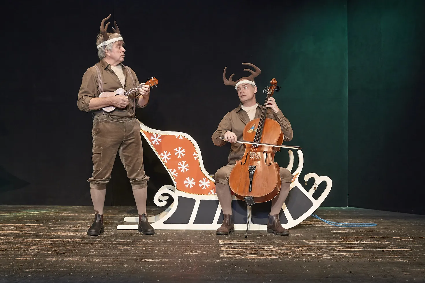 Zwei Darsteller mit Rentiergeweih und Instrumenten