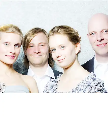 Des Fleurs pour le Château - Bonne Anniversaire! Foto der vier Musiker*innen