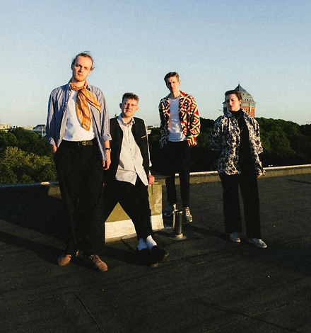 Das Hamburger Jazz Quartett AMELIA posiert auf deinem Dach in Hamburg.