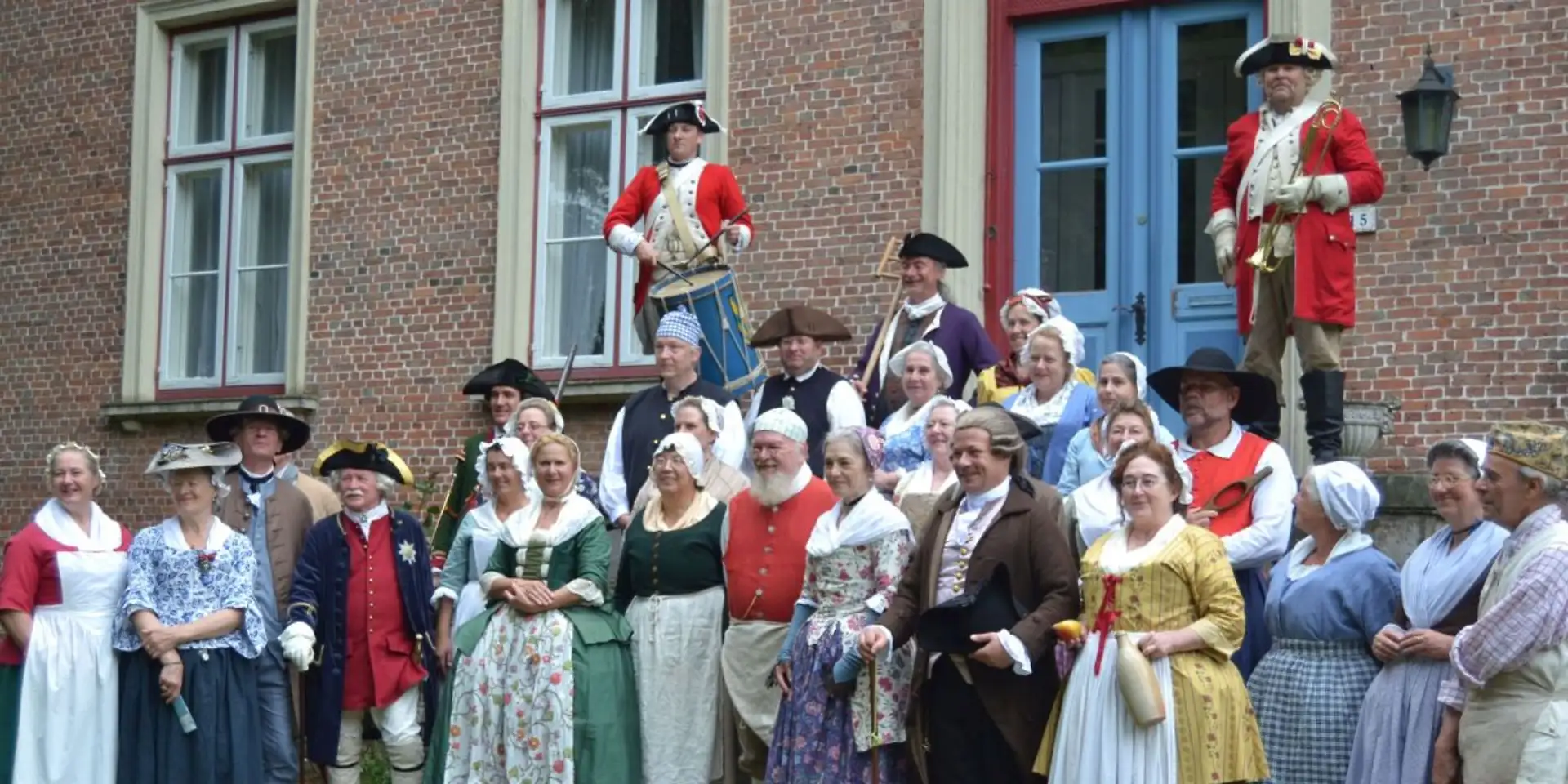 Historische Darstellerinnen und Darsteller im Kostüm