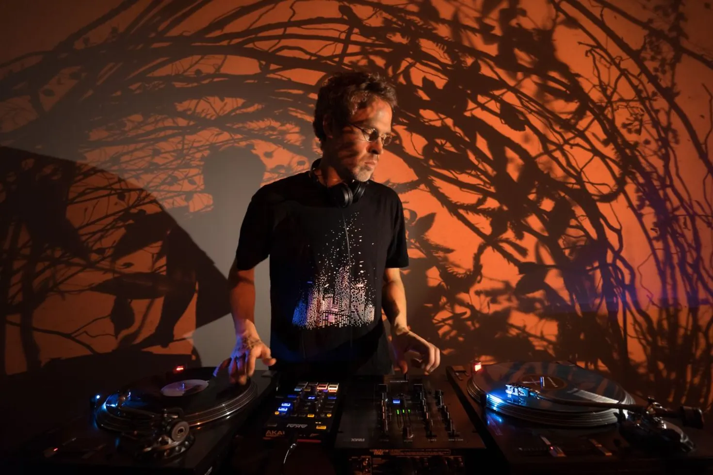 DJ mit Pult, Lichtprojektion im Hintergrund