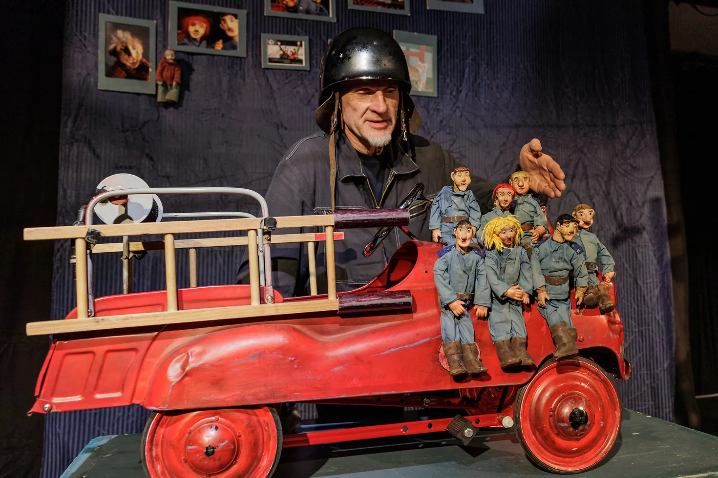 Puppenspieler Martin Karl mit Puppen und Feuerwehrauto in Miniatur.