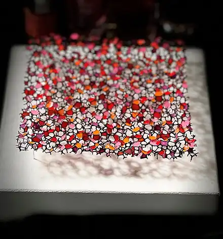 alles gelackt Kunstwerk aus Nagellack auf einem Drahtgeflecht.