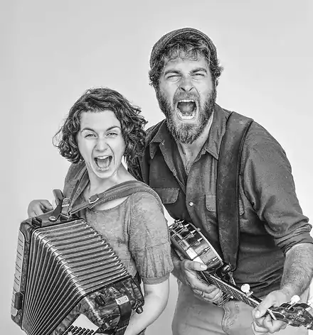 Tante Friedl Magdalena Kriss und Dan Wall mit ihren Instrumenten, den Mund zum Schrei aufgerissen.