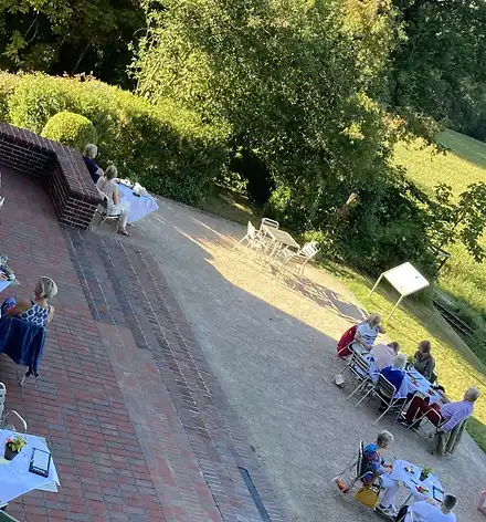 Juliabend mit Freunden im Schloss Die Terrasse hinter dem Schloss