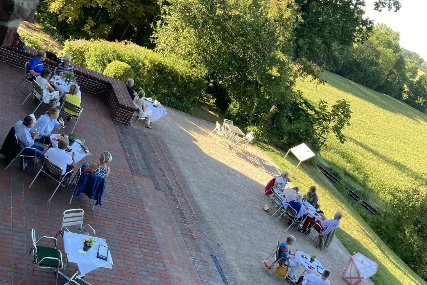 Die Terrasse hinter dem Schloss