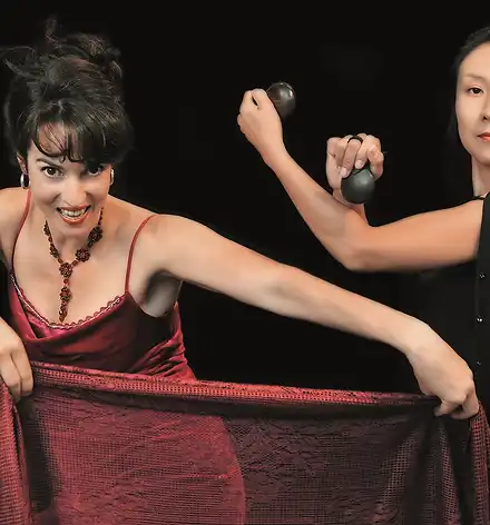 Sopranistin Franziska Dannheim hält ihre Stola wie ein Torero, Pianistin Jeong-Min Kim präsentiert Kastagnetten.