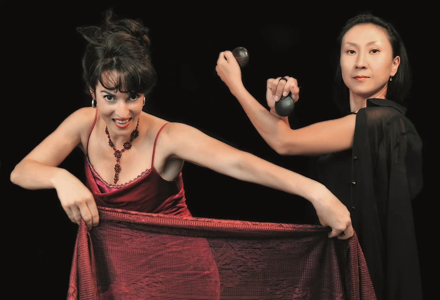 Sopranistin Franziska Dannheim hält ihre Stola wie ein Torero, Pianistin Jeong-Min Kim präsentiert Kastagnetten.