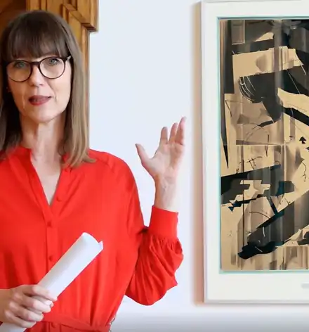Art & Aperitif Kuratorin Claudia Rasztar mit einem Kunstwerk von Ellen Möckel.