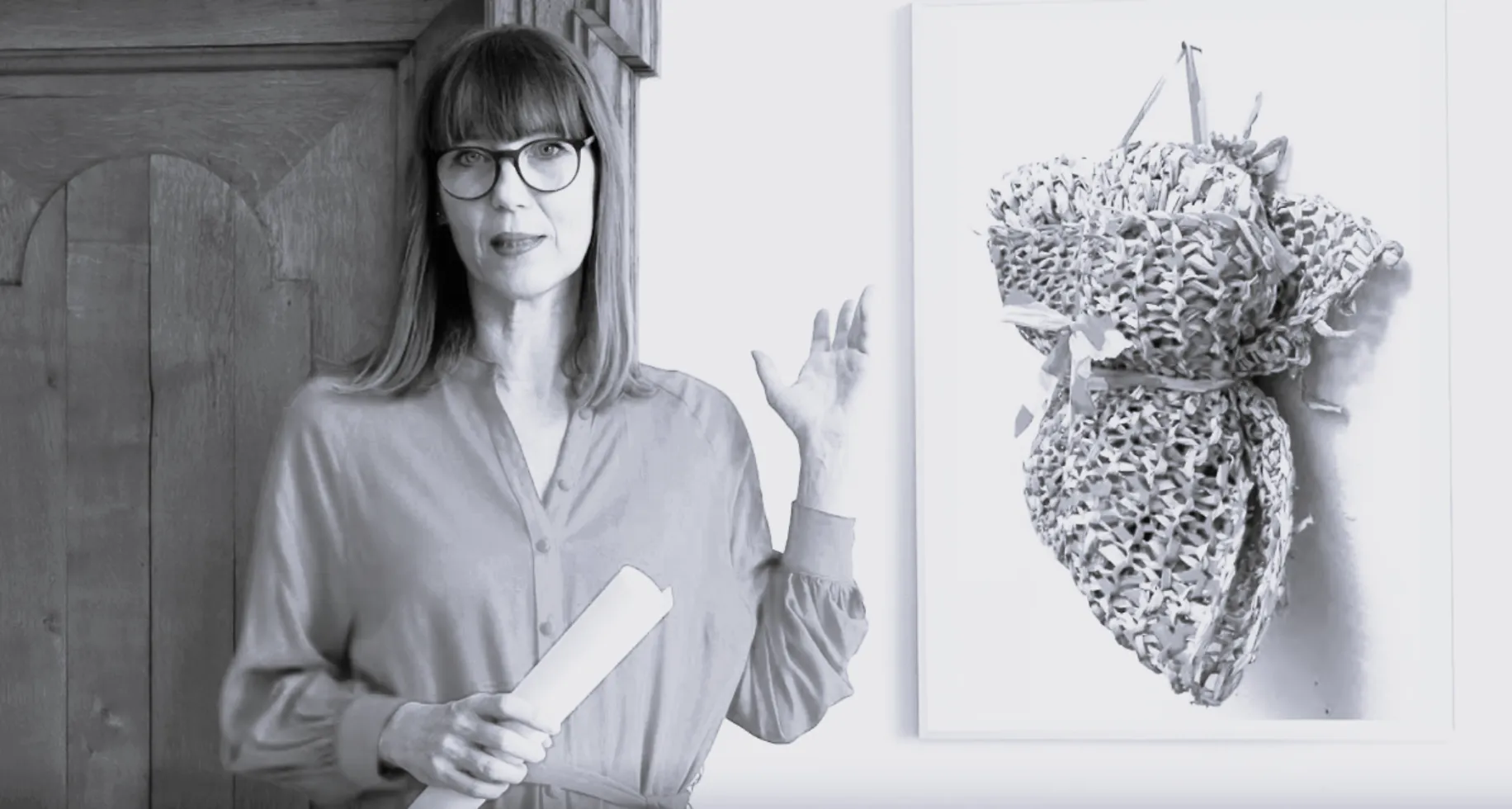 Claudia Rasztar zeigt auf ein Bild