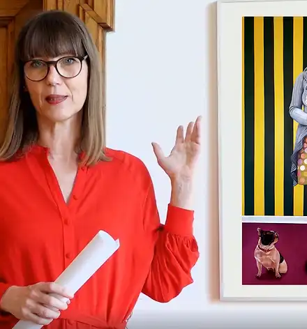 Art & Aperitif - Kunstgespräch nach Feierabend Claudia Rasztar zeigt auf ein Porträt von Kathrin Bick-Müller.