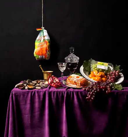 Ausstellungseröffnung Ein fotografiertes Stillleben mit Discounter-Ware