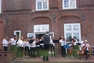 Foto eines Orchesters vor dem Schloss