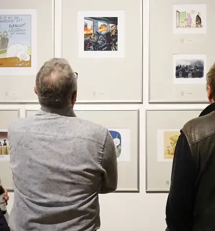 Ausstellungseröffnung Besucher*innen in der Karikaturenausstellung.