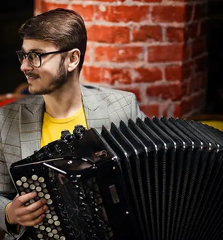 Maciej Frąckiewicz - Musik und Stille Porträt des Musikers Maciej Frąckiewicz mit Akkordeon