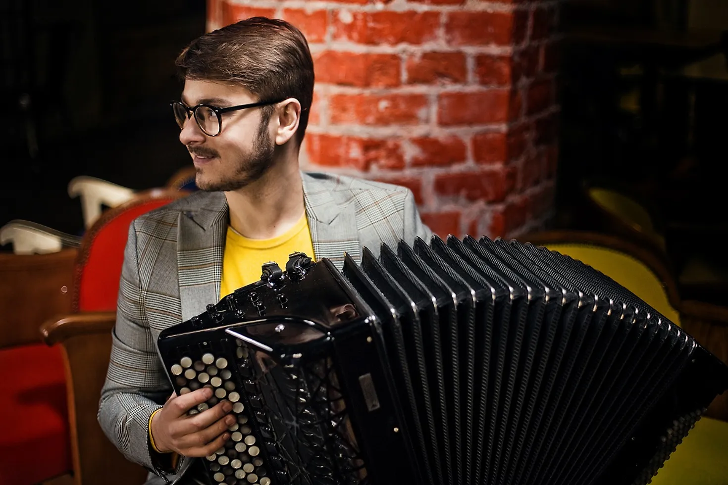 Porträt des Musikers Maciej Frąckiewicz mit Akkordeon