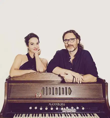 Whitney - ein Schwanengesang Franziska Dannheim und Markus Stollenwerk hinter einem Klavier