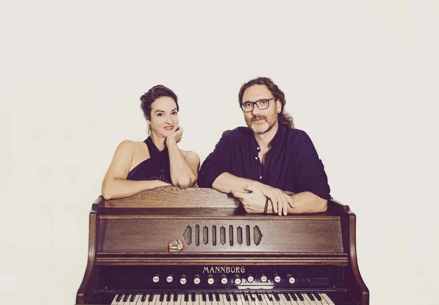Franziska Dannheim und Markus Stollenwerk hinter einem Klavier