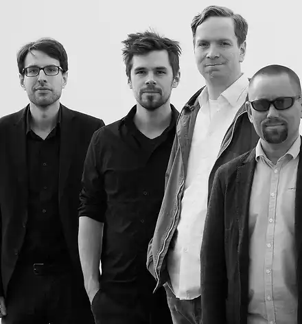 Foto des Quartetts, schwarz-weiß.