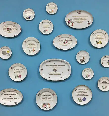Eine Sammlung von Porzellantellern