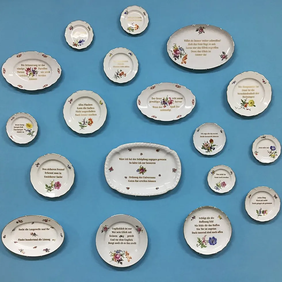 Eine Sammlung von Porzellantellern