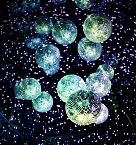 DIE Freundinnen Party Diskokugeln und Glitter vor einem schwarzen Hintergrund.